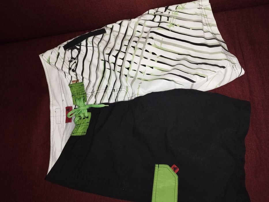 Calções de praia pretos e verdes