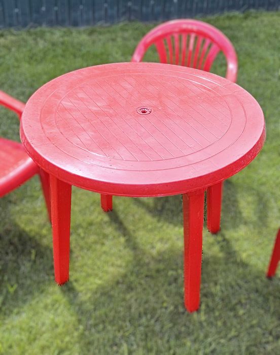 Пластиковий стіл
