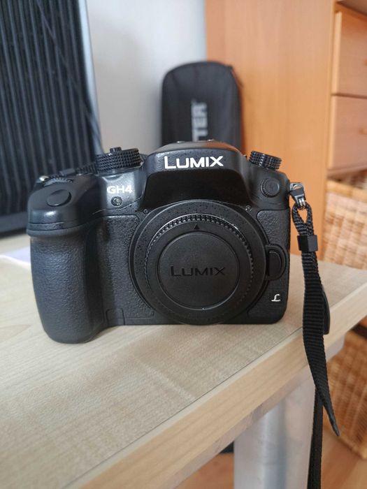 Aparat Panasonic GH4 plus dodatki widoczne na zdjęciach