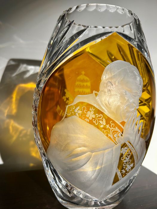 Unikatowy kryształowy wazon z wizerunkiem Jana Pawła II