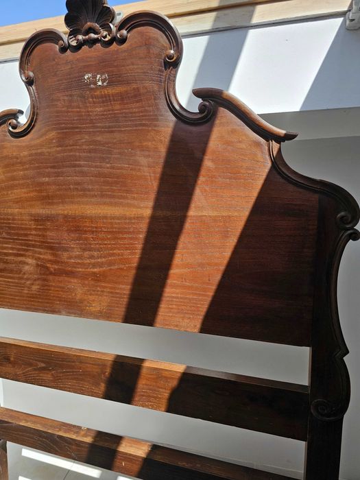 2 Camas de Madeira Maciça