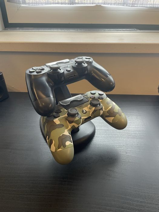 PlayStation 4 + 3 Jogos + 2 Comandos