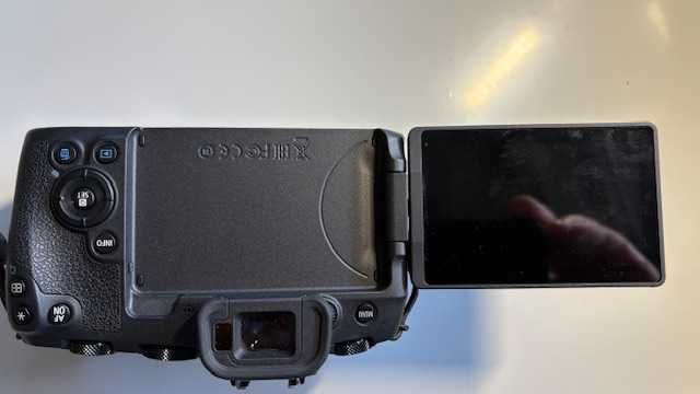 Câmara Mirrorless- Full Frame Canon EOS RP