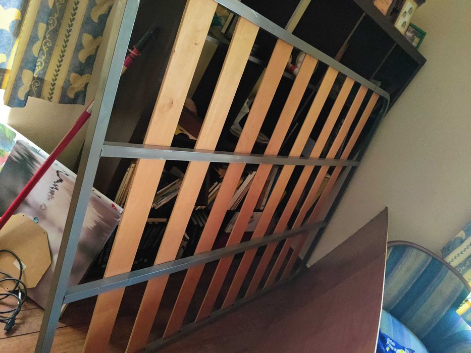 Estrado de cama 1.80×1.30, em bom estado com 6 pés.