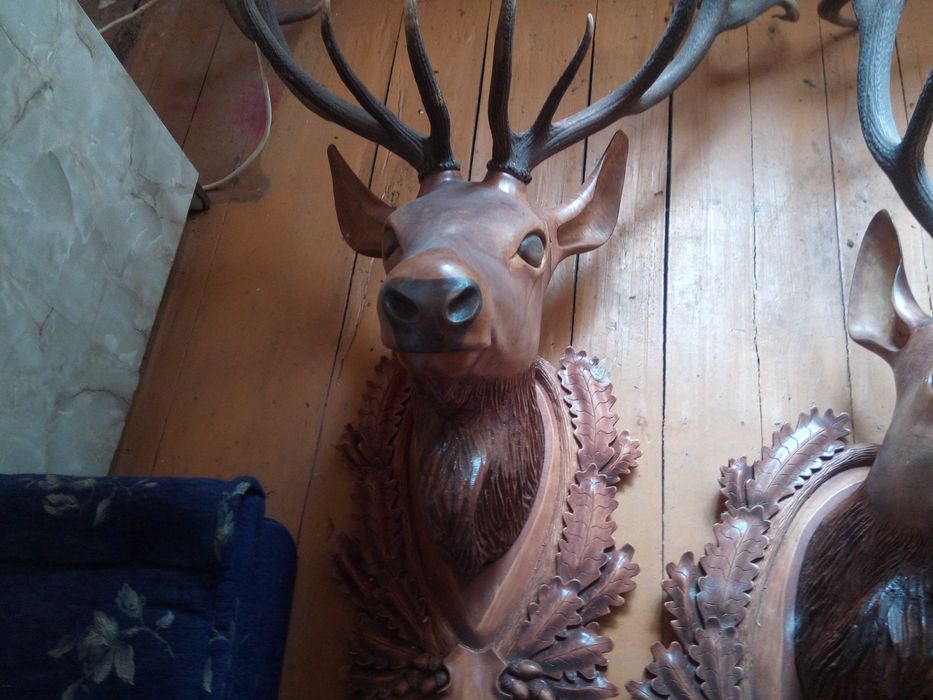 Rogi jelenia a głowa rzeźbiona z drzewa lipowego