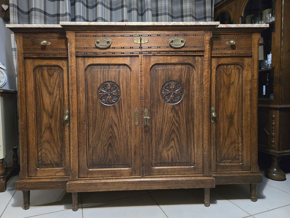 Zabytkowa zadbana komoda w stylu eklektycznym z marmurowym blatem