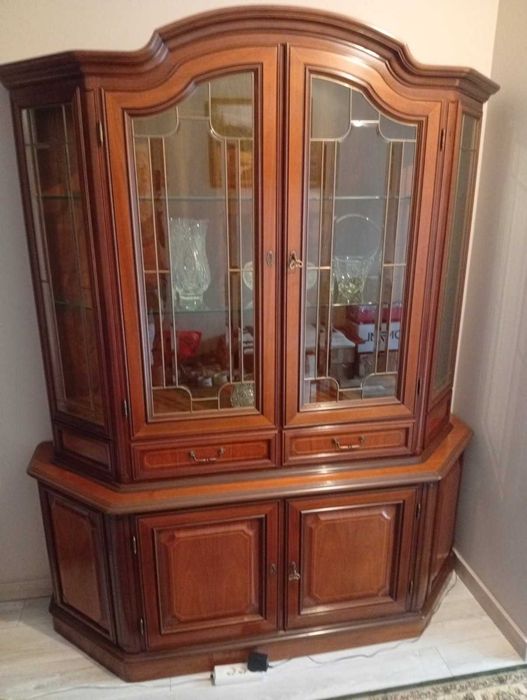 Stylowa witryna w  stylu vintage – elegancja i funkcjonalność.