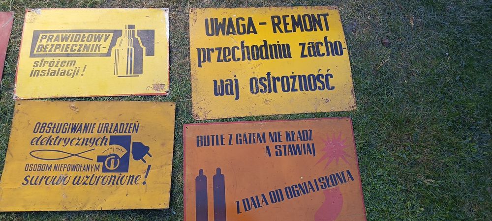 Stara metalowa tablica z PRL-u