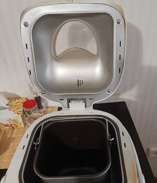 Хлібопічка First.