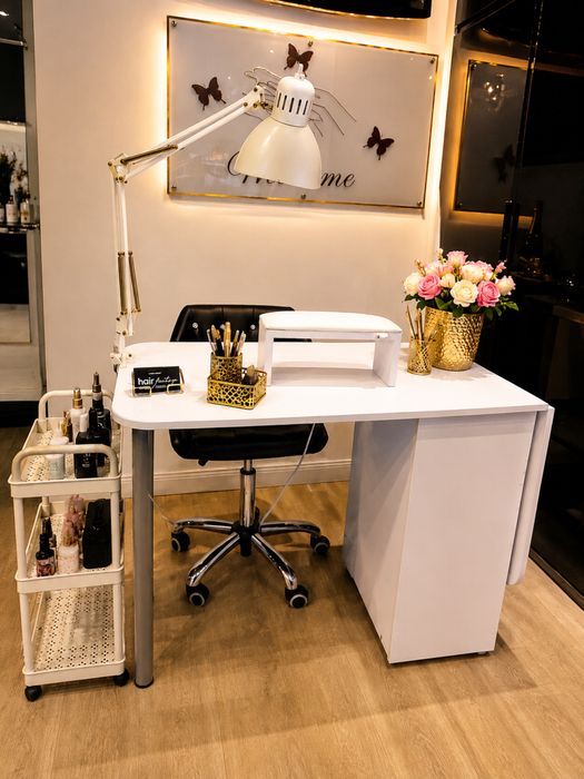 Wynajmę stanowisko do manicure w salonie w centrum Warszawy.