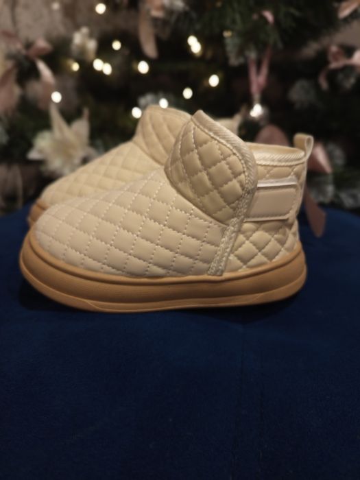 Зимові черевики нові в молочному кольорі