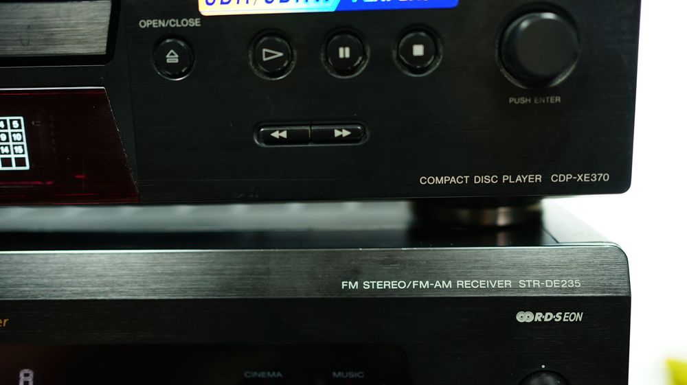 Zestaw SONY amplituner kina STR-DE235 + odtwarzacz CD CDP-XE370 pilot