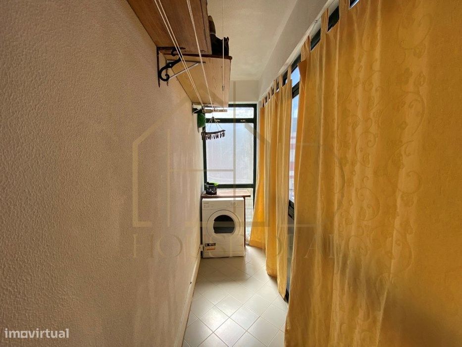 Apartamento T3 com áreas generosas no Centro da Moita