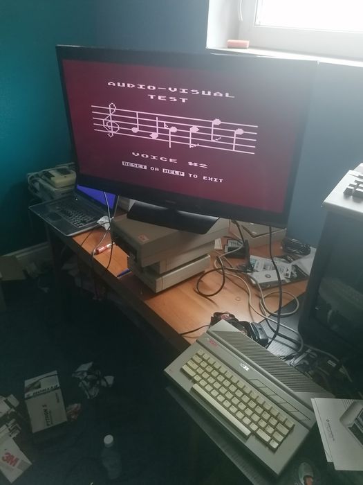 Atari 65xe z oryginalnym zasilaczem i boxem
