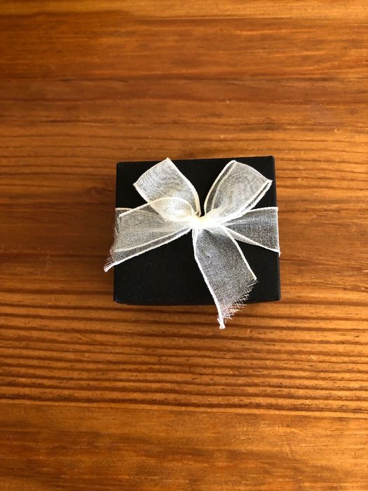 Anel prata e zircórneas