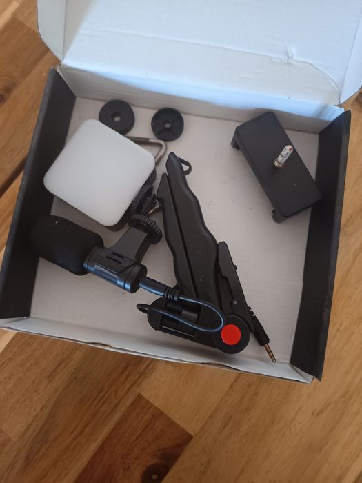 Suporte com microfone e luz para filmagens