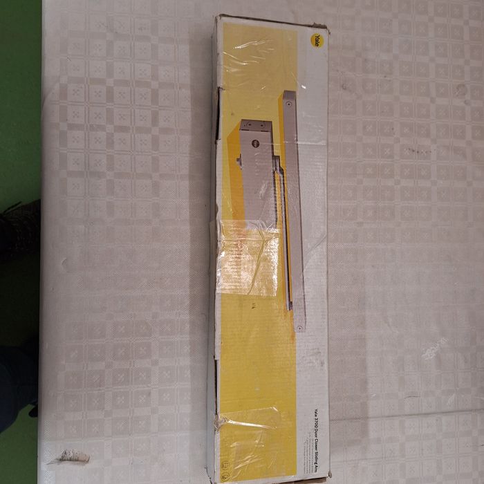 Samozamykacz Yale 3700 z szyną ślizgową