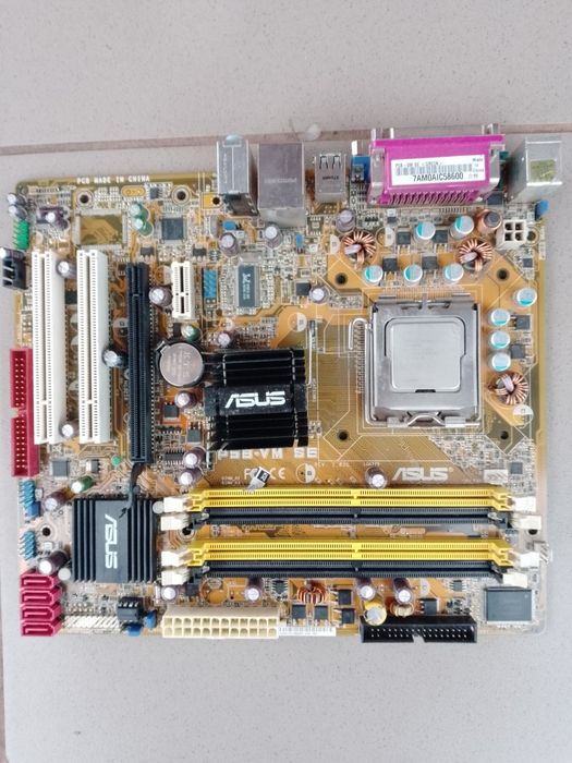 Плати комп'ютера та мікрофони.