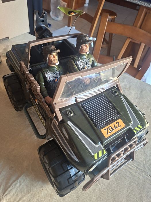 Bonecos e carro vintage