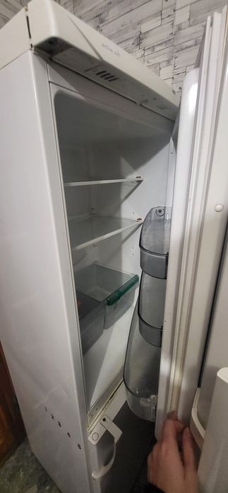 Холодильник  Snaige працює