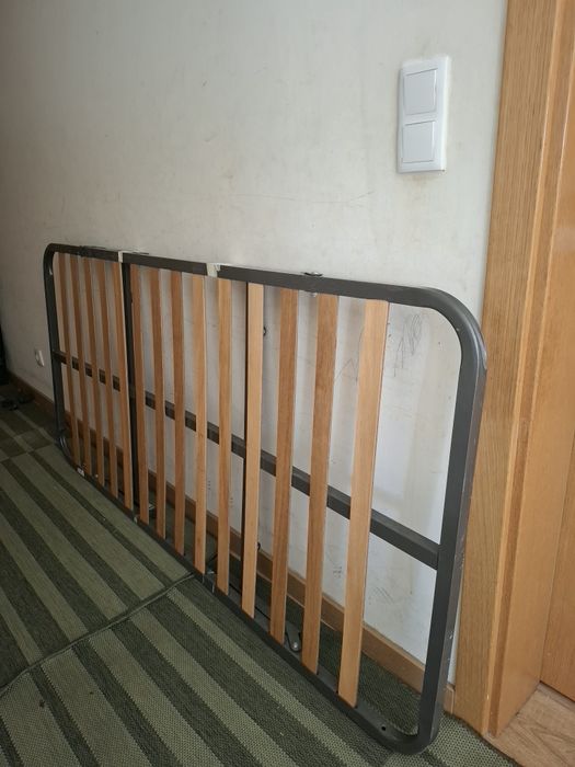 Cama solteiro com as pernas!
Estrado de cama com estrutura metálica e