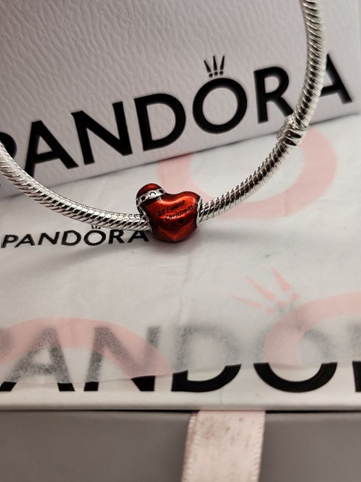 Conta coração com gorro da Pandora