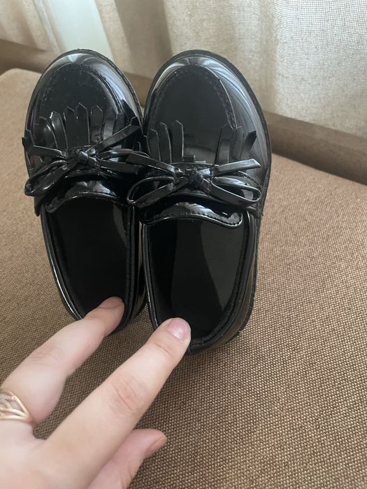 Продам лофери ,туфлі на дівчинку