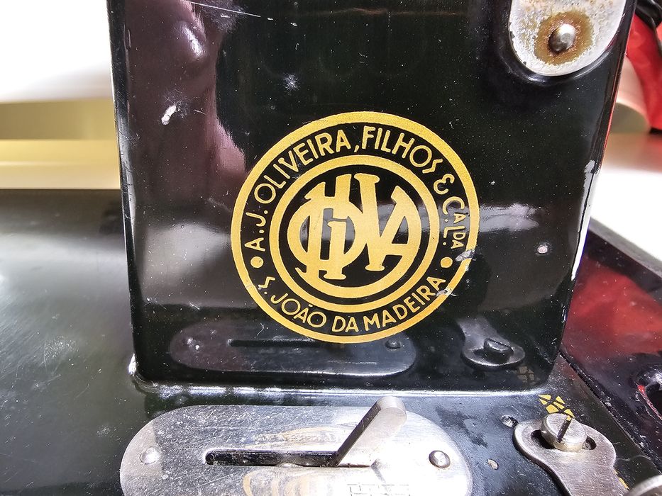 Mesa restaurada com máquina de costura  Oliva