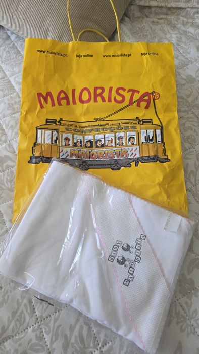 Conjunto 12 babetes com bolso e fita porta-chupeta + 1 fralda de algodão. NOVO.

25,00 €
