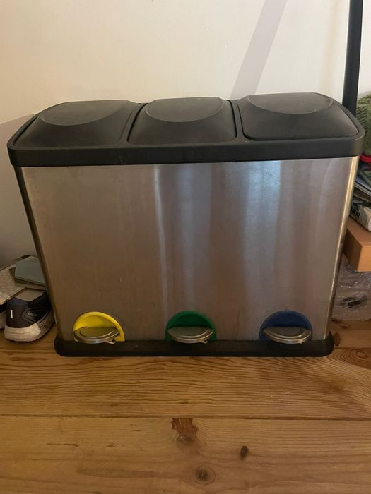 Caixote de lixo para reciclar com três compartimentos