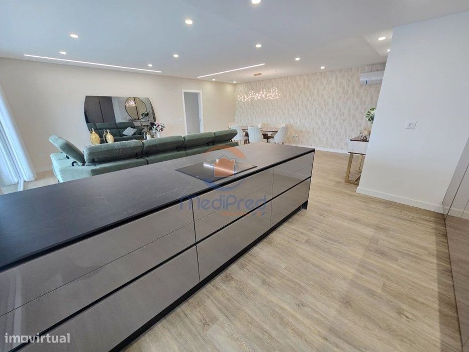 Apartamento T3 c/ 3 parqueamentos em Condomínio Privado com Piscina...