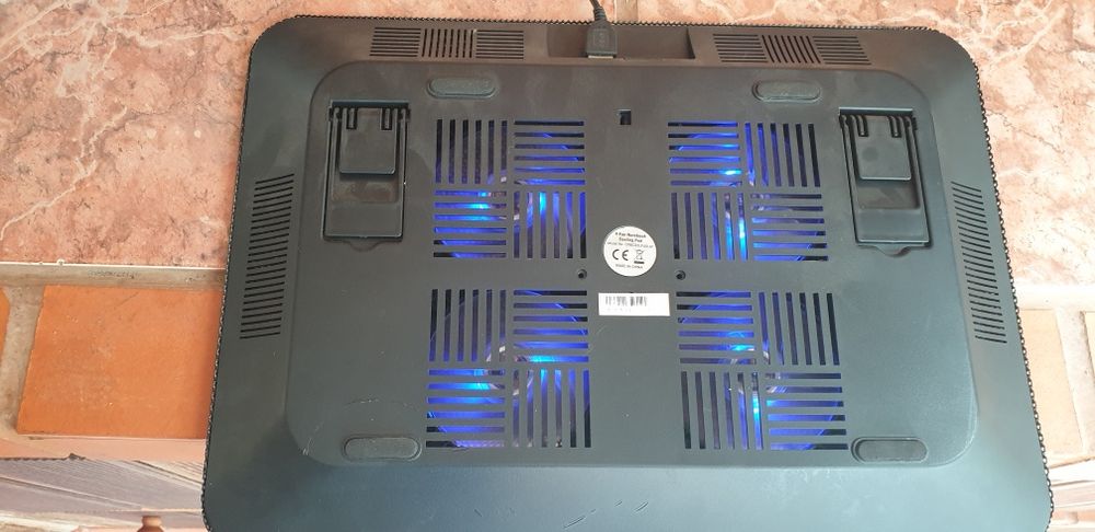 Placa com 4 ventoinhas para computador