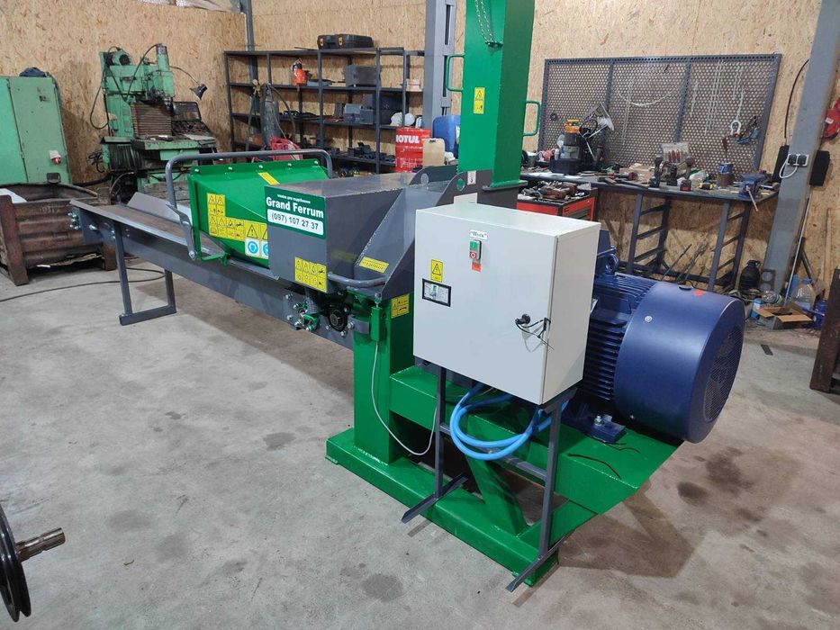 Дробарка кругляка 220мм в щепу. Щепоріз 55квт з транспортером. Щепоріз