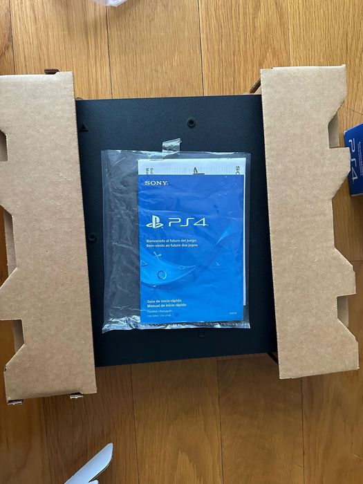 PS4 (1TB) + 2 comandos + câmara