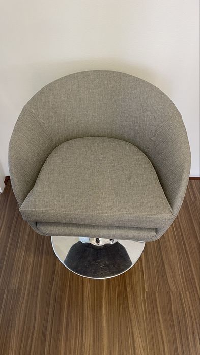 Cadeira rotativa cinza