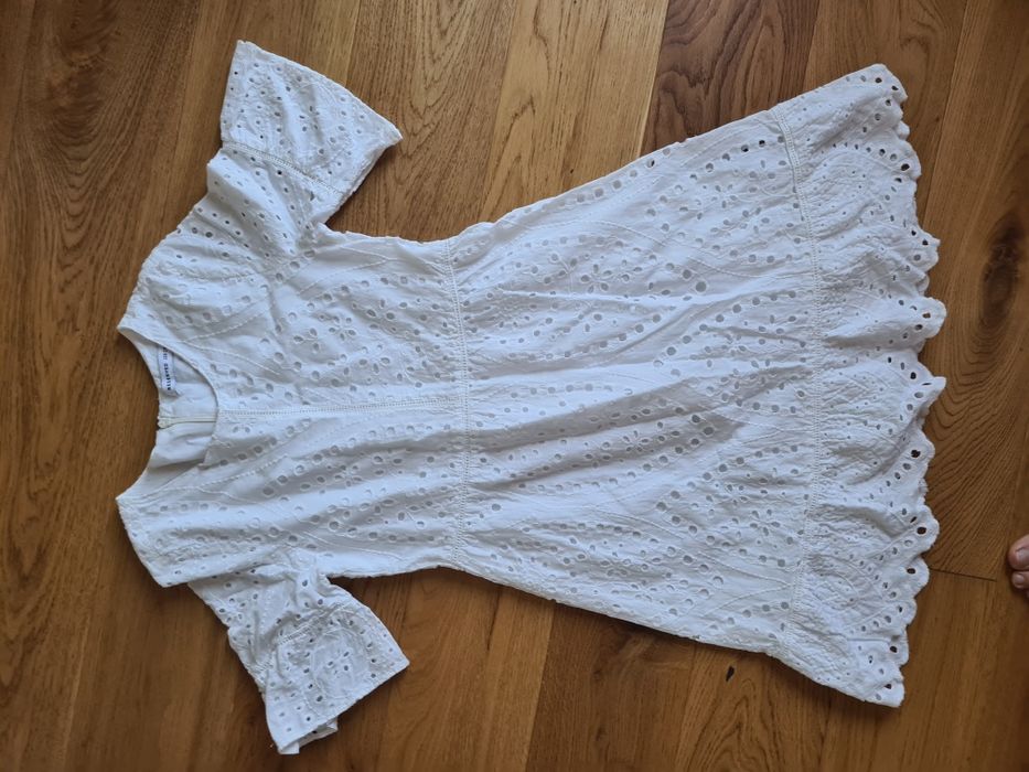 Cudna, biala, haftowana sukienka na 128cm