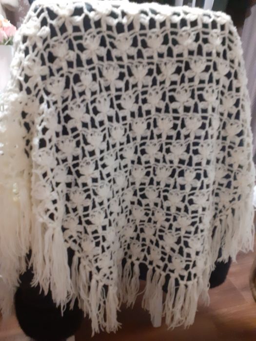 Шаль  біла  ручна робота