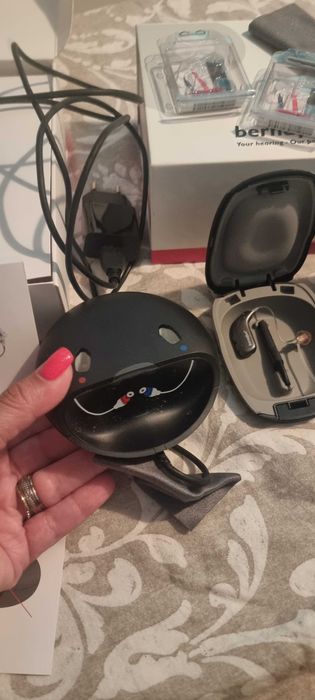 Aparelho auditivo novo na caixa