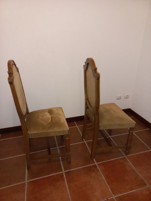 Cadeiras em madeira de castanho com tecido