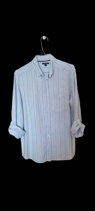 Camisa manga comprida e punhos com botões. Marca Kiavi