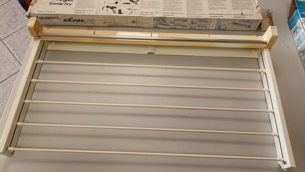Estendal extensível de fixar à parede