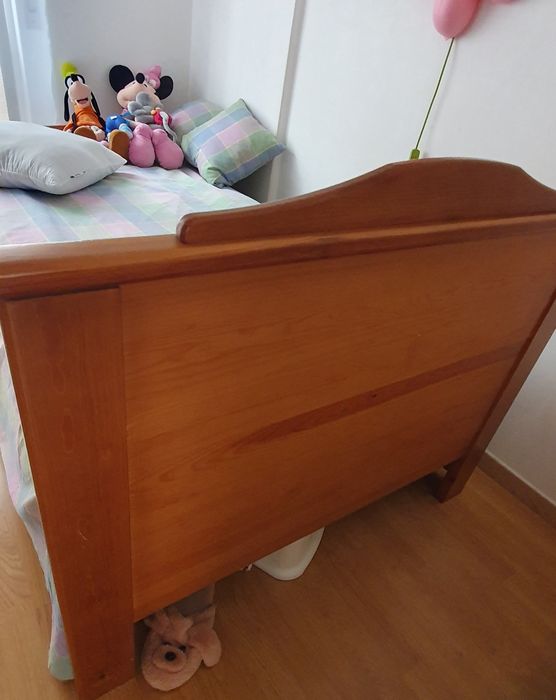 Cama solteiro com estrado +comoda + mesa de cabeceira