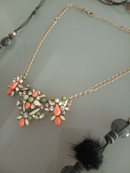 2 colares: Vintage art deco statement dourado com pedras e cristais facetados e Colar estilo Boho em tons de cinza e preto