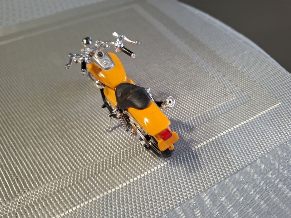 Model motor skala 1:12