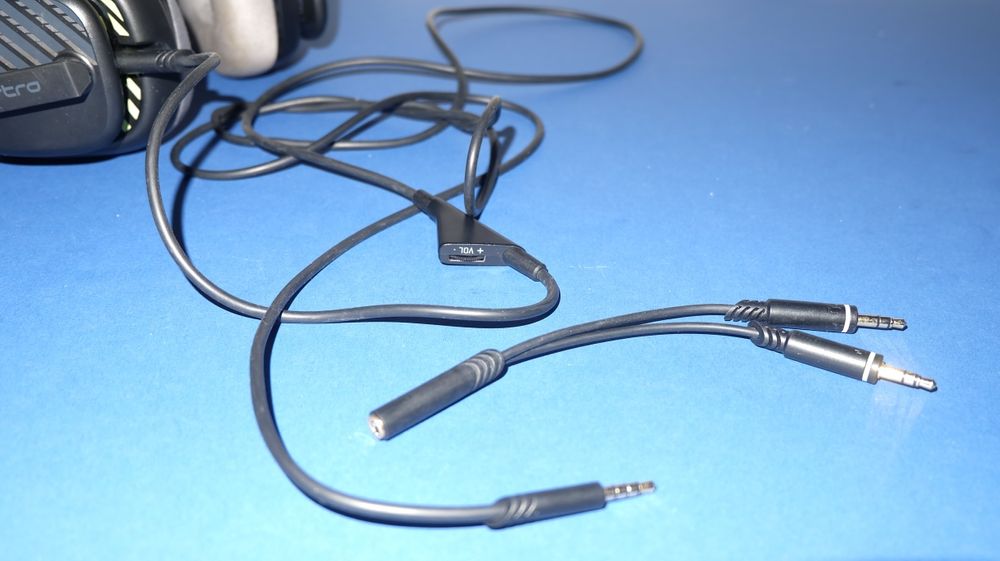 Геймерские наушники astro gaming a10 с микрофоном.