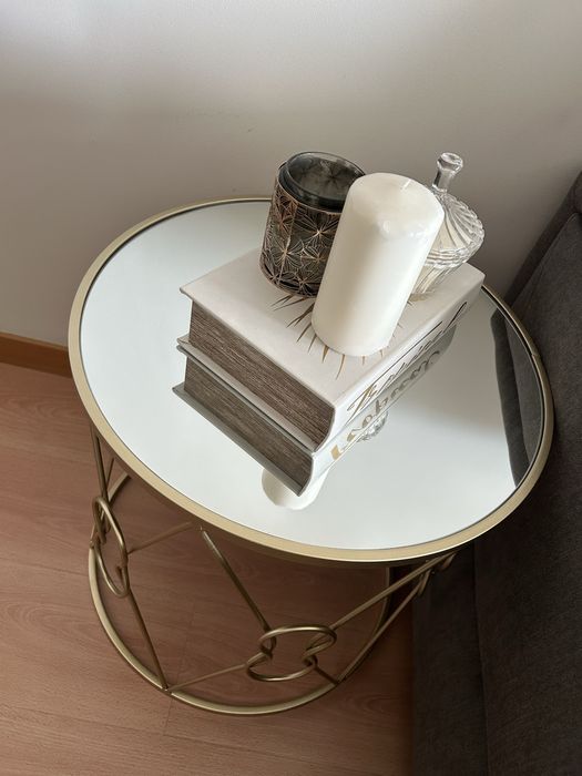 Mesa de apoio dourada