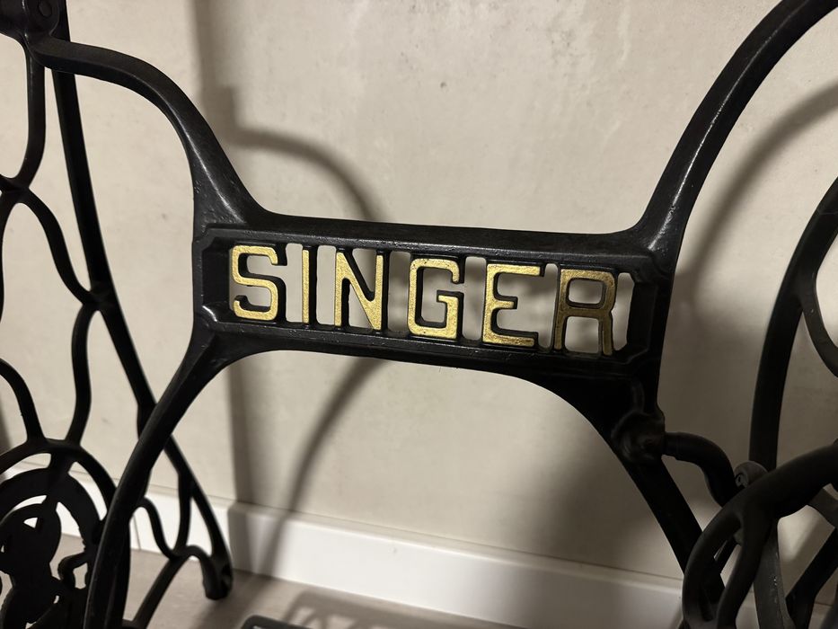 Stół z podstawy maszyny SINGER .