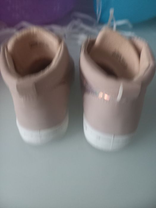 Дитяче зручне взуття для дівчинки.