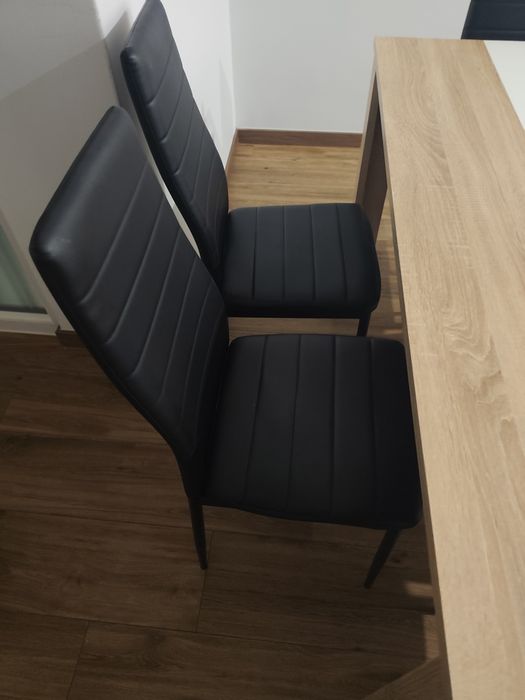 Mesa de jantar com as cadeiras