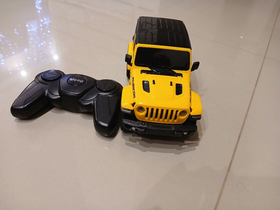 Jeep zółty sterowany na pilota.